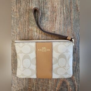 NWT Coach Corner Zip Wristlet